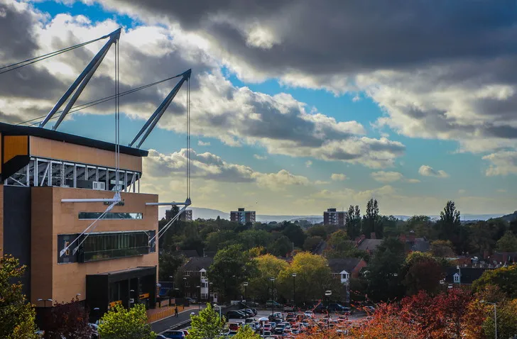 Toàn cảnh thành phố Wolverhampton với sân Molineux nổi bật
