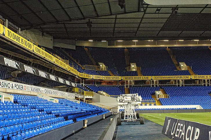 Tổng quan một khán đài tại White Hart Lane, thể hiện kiến trúc sân bóng đá cổ điển