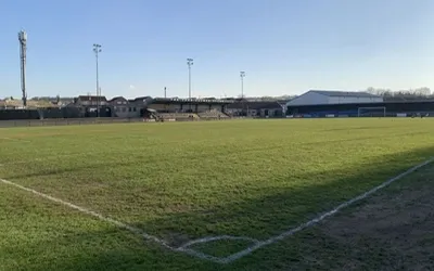 Tổng quan sân The Citadel nhìn từ khán đài, mô tả sân vận động Farsley Celtic trong bối cảnh bóng đá Anh cấp thấp