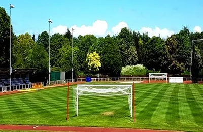 Tổng quan sân vận động Hornchurch từ khán đài, cho thấy sân bóng đá và đường chạy điền kinh.