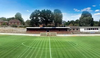 Tổng quan sân vận động The Meadow của Chesham United, một biểu tượng của bóng đá Anh cấp bán chuyên