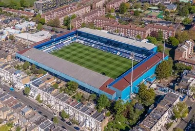 Tổng quan từ trên cao sân vận động Loftus Road, biểu tượng của Queens Park Rangers