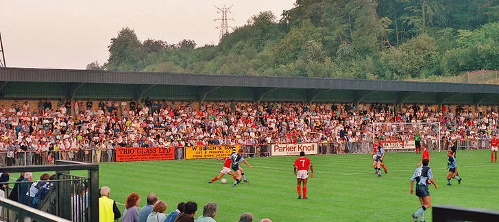 Trận đấu đầu tiên tại Adams Park giữa Wycombe Wanderers và Nottingham Forest vào ngày 9 tháng 8 năm 1990