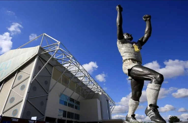 Tượng Billy Bremner, biểu tượng vĩ đại của Leeds United, trước sân Elland Road