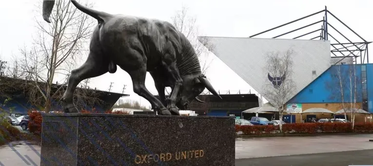 Tượng bò tót bên ngoài sân Kassam, biểu tượng mạnh mẽ của Oxford United