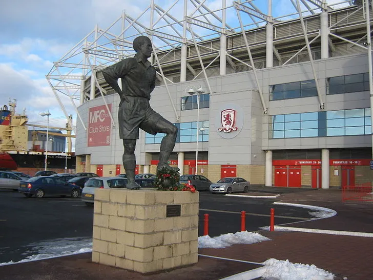Tượng đài George Hardwick, một huyền thoại của Middlesbrough FC bên ngoài sân Riverside Stadium
