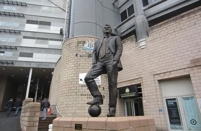 Tượng đài Sir Bobby Robson, huấn luyện viên huyền thoại của Newcastle United, bên ngoài sân vận động