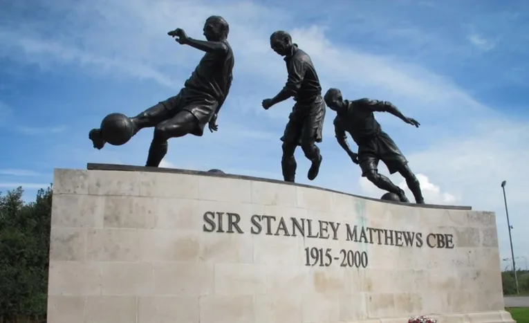 Tượng đài Sir Stanley Matthews vĩ đại bên ngoài sân Bet365, biểu tượng của Stoke City FC.