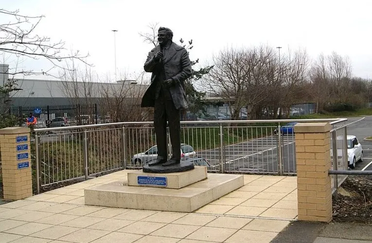 Tượng Don Revie, huyền thoại huấn luyện viên của Leeds United, bên ngoài sân Elland Road