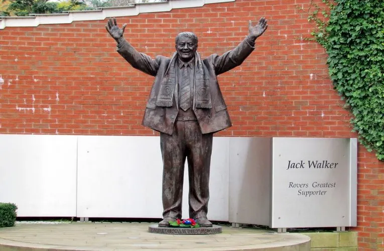 Tượng Jack Walker sừng sững bên ngoài sân Ewood Park, vinh danh huyền thoại Blackburn Rovers