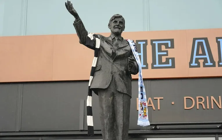 Tượng Jimmy Hill vĩ đại trước sân Coventry Building Society Arena, tri ân huyền thoại của Coventry City