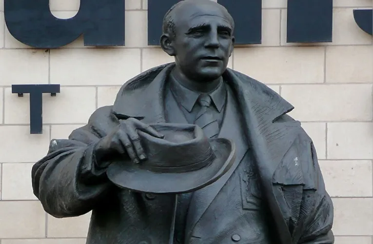 Tượng Stan Cullis sừng sững bên ngoài sân Molineux